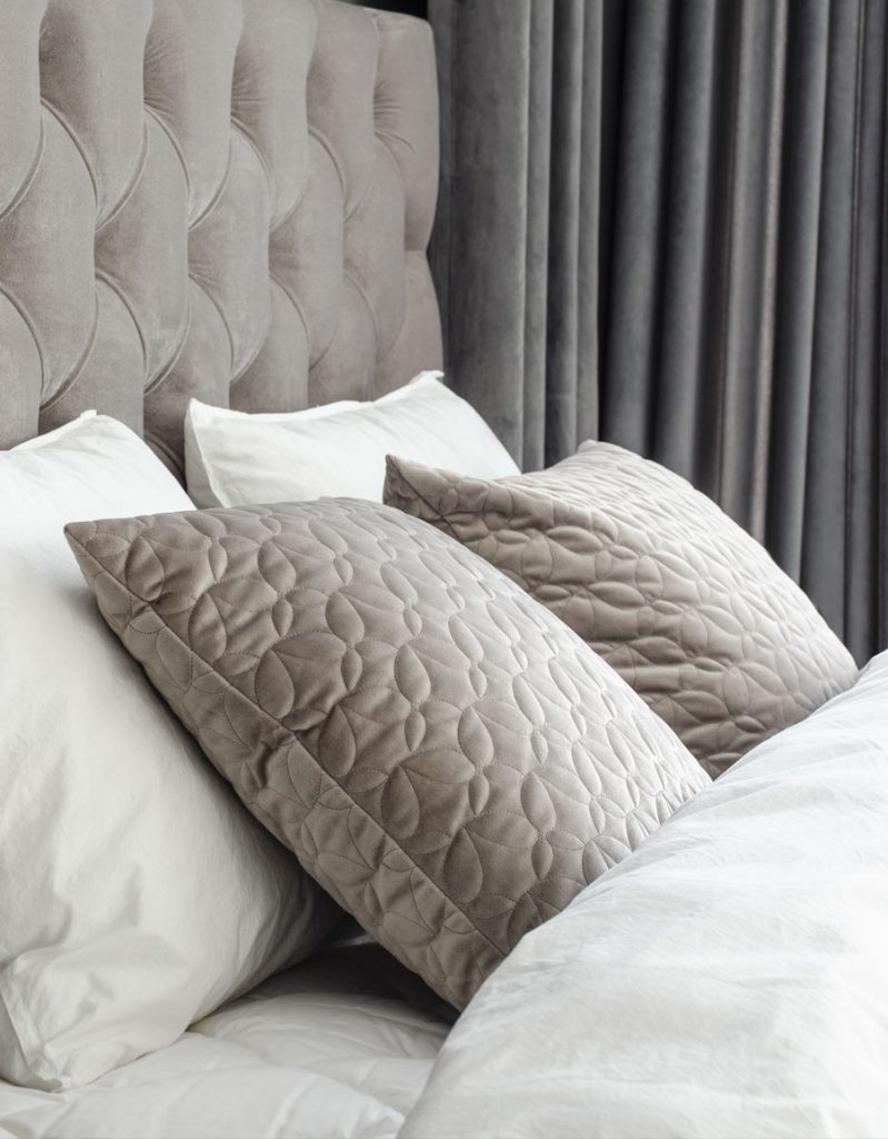 Kuddfodral i sammet, kviltat, beige