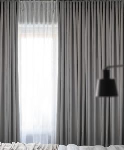 Måttillverkad hotellgardin Svala, mörkläggande, ljusgrå